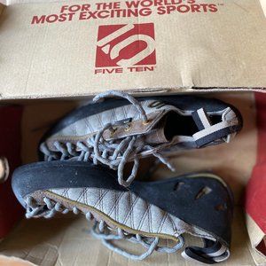 Five Ten Hueco ROCK CLIMBING SHOES size 8 with !BONUS! Prana chalk bag